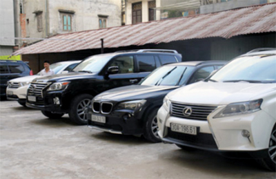 Riêng đội “siêu xe” đã ngốn của ông trùm Kinh Bắc nhiều triệu USD. Được biết, ngoài bộ sưu tập xe sang đủ chủng loại như Phantom, BMW, Lexus, Mercedes, ông trùm còn chi đến 39 tỷ đồng sắm riêng cho mình 1 “con” May Bach 63 vào năm 2011. Vị đại gia này cũng từng làm xôn xao đường phố Hà Nội khi chạy chiếc Roll Royce mang biển 99K–9999...