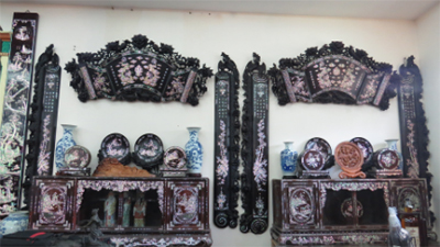 Ngoài những bộ sập gụ tủ chè bằng các loại gỗ quý hiếm độc đáo, vị đại gia này còn chơi cả những bộ hoành phi, câu đối cổ độc nhất vô nhị. Có những bộ có niên đại hàng trăm năm.