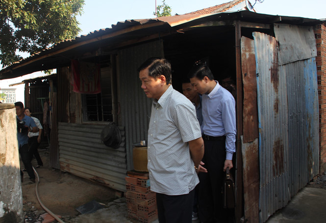 Tại nhà bà Lê Thị Kiều Oanh (có chồng và cha là liệt sĩ), thấy căn nhà xây từ năm 1992 khá xuống cấp, ông Thăng nói Bí thư Huyện ủy Củ Chi Lê Minh Tấn phải cho sửa sang, gia cố sớm. ''Đảm bảo điều kiện sống tốt cho Đăng ký và nhận 60K 24 bao lì xì miễn phí mỗi ngày chính sách là việc chúng ta phải làm thường xuyên'', ông dặn dò. Ảnh: Thanh Niên