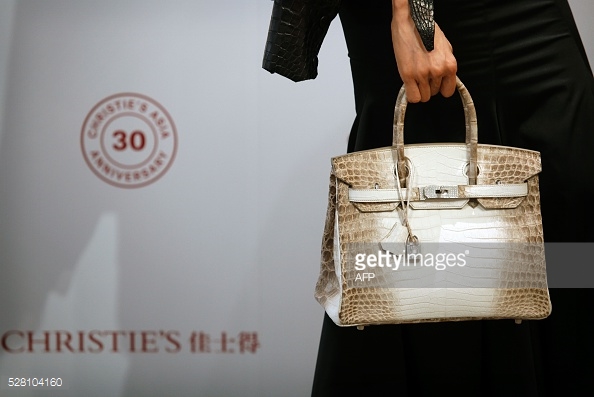 Mức giá 6,7 tỷ đồng đã biến Matte White Himalaya Niloticus Crocodile Diamond Birkin trở thành chiếc túi đắt giá nhất hành tinh, cho đến thời điểm hiện tại.
