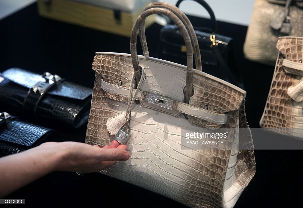 Chiếc túi Matte White Himalaya Niloticus Crocodile Diamond Birkin ra mắt lần đầu vào năm 2014 với mức giá 180.000 USD và ngay lập tức trở thành chiếc túi đắt nhất ở thời điểm đó. Ảnh: Getty