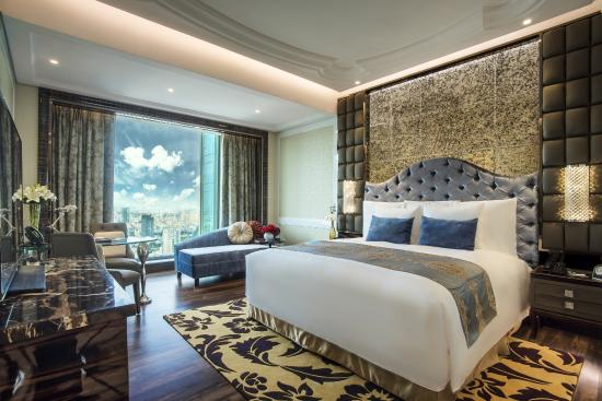 Phòng ngủ được trang trí cầu kỳ, xa hoa