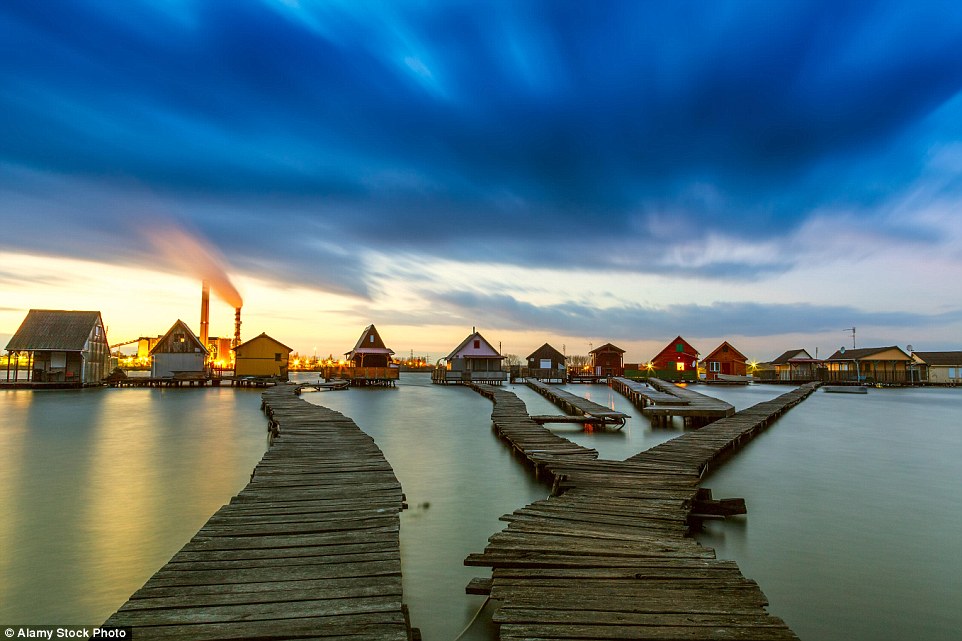Maldives nổi tiếng quyến rũ, hấp dẫn du khách bởi những ngôi nhà trên biển. Nhưng nay, những ngôi nhà đầy sắc màu thú vị này sẽ khiến địa danh du lịch nổi tiếng thuộc Ấn Độ bị 'lép vế'