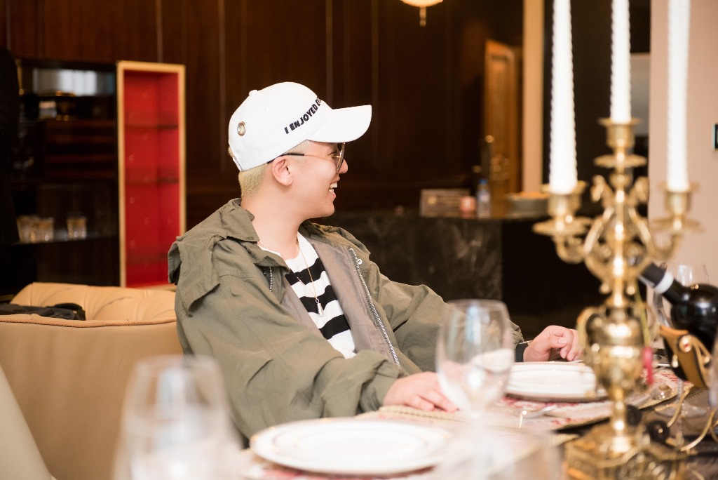 Căn hộ Seung Ri được nhận là căn hộ mang phong cách nội thất Longhi. Longhi là một hãng sản xuất nội thất có tiếng của Ý với những món đồ nội thất sang trọng, độc đáo và thanh lịch. Những vật liệu đắt giá được Longhi sử dụng trong căn hộ này như da cá sấu, da bò hảo hạng, gỗ quý Ebony…