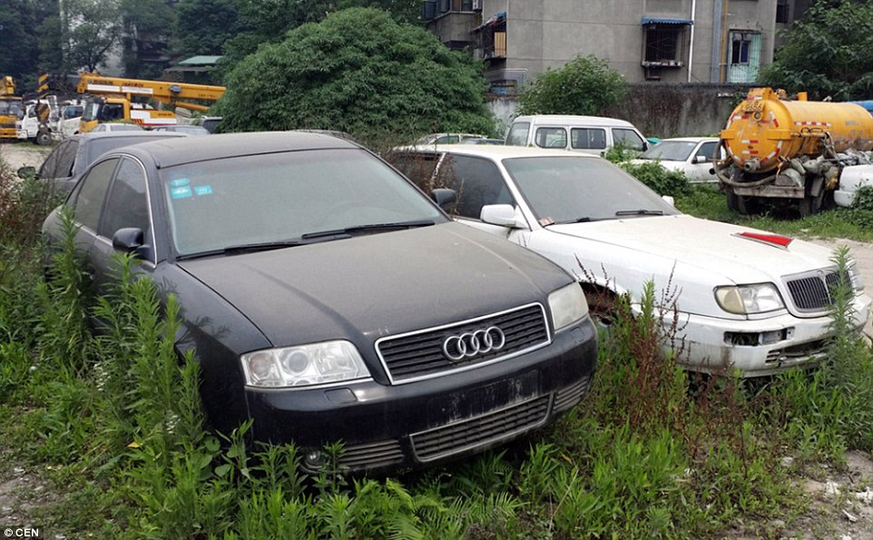 Một chiếc Mercedes hạng sang nằm cạnh một chiếc Bently sang trọng (Theo DailyMail) Một chiếc Mercedes hạng sang nằm cạnh một chiếc Bently sang trọng (Theo DailyMail)