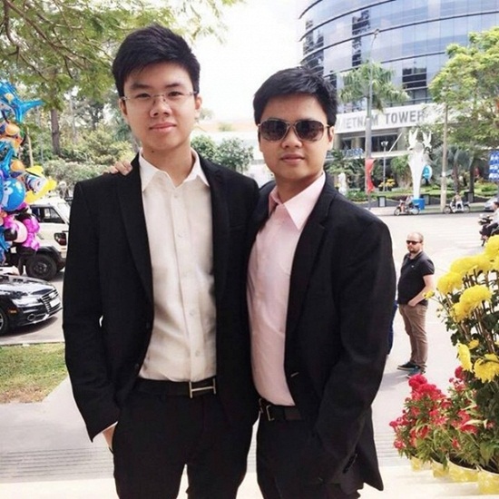 Phan Thành cùng em trai. Cả hai anh em đều là những ''tay chơi'' có tiếng. Phan Thành từng gây choáng khi được đồn đoán tiêu 34 tỷ/ngày, trong khi cậu em chi tiền mua 2 chiếc siêu xe trong 2 ngày