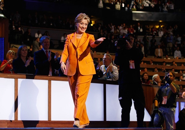 Chiếc áo vest 12.000 USD, theo tờ New York Post, chỉ là một phần nhỏ trong tủ áo khoác hàng hiệu của bà Hillary Clinton