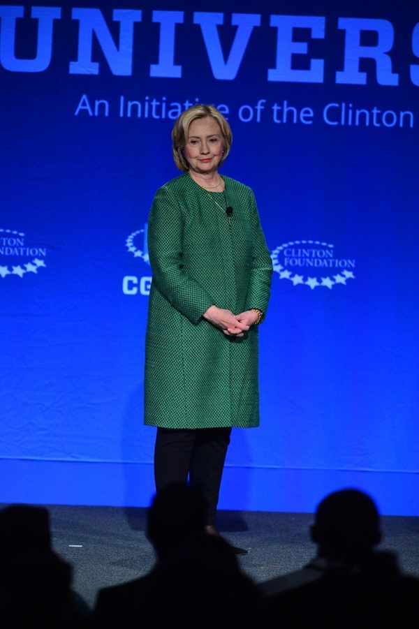 Với những trang phục thuộc thương hiệu Susanna Beverly Hills, Lauren… bà Hillary Clinton được nhiều người ngưỡng mộ bởi gu ăn mặc tinh tế, thanh lịch.