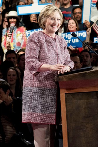 Mới đây, bà Hillary Clinton đã gây ra sự tranh cãi dữ dội khi mặc chiếc áo vest hàng hiệu Giorgio Armani giá 12.495 USD (280 triệu đồng) trong buổi phát biểu vấn đề bất bình đẳng.