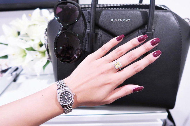 Nhẫn kim cương, túi Givenchy và bàn tay ... sung sướng Nhẫn kim cương, túi Givenchy và bàn tay ... sung sướng