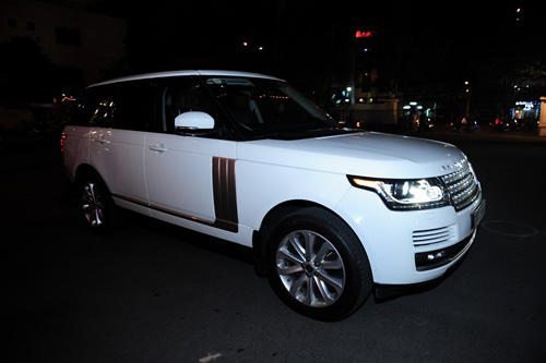 Chiếc Ranger Rover màu trắng, sang trọng này là dòng xe mà giới thượng lưu Anh quốc ưa thích, có thể kể tới những cái tên như David Beckham, nữ hoàng Elizabeth đệ nhị…