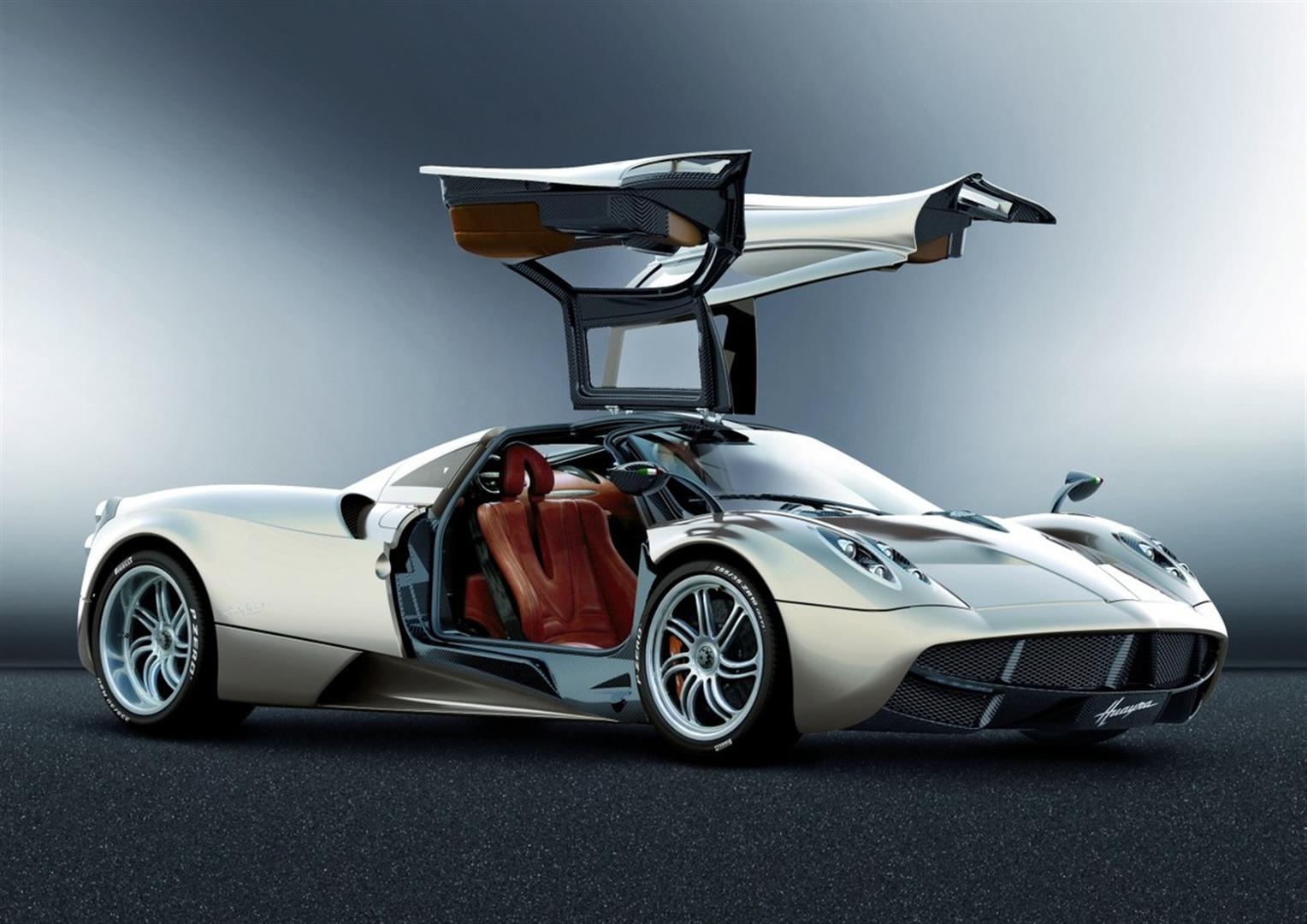 Siêu xe Huayra có giá khoảng 1,56 triệu USD (khoảng 32,7 tỷ đồng) tại thị trường quốc tế. Có đại gia phải chờ đến 3 năm mới có thể sở hữu siêu xe của Pagani Horacio
