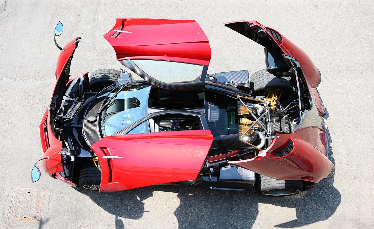 Pagani Huayra có nhiều phiên bản màu. Hiện chưa biết thiếu gia Minh 'nhựa' chọn phiên bản màu sắc nào cho chiếc xe được đưa về VN