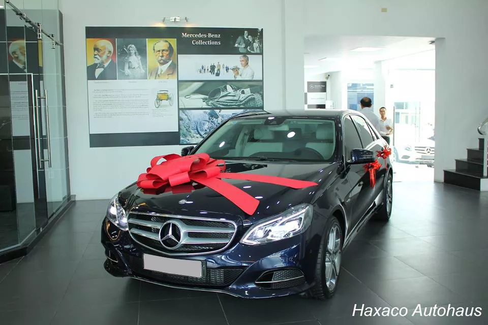 Chiếc Mercedes-Benz E200 mới của Kỳ Duyên sử dụng động cơ 4 xi-lanh thẳng hàng, dung tích 2.0 lít, sản sinh công suất tối đa 184 mã lực tại vòng tua máy 5.500 vòng/phút và mô-men xoắn cực đại 300 Nm. Kết hợp cùng hộp số tự động 7 cấp, chiếc sedan mất khoảng 7,9 giây để tăng tốc từ 0-100 km/h trước khi đạt vận tốc tối 233 km/h.