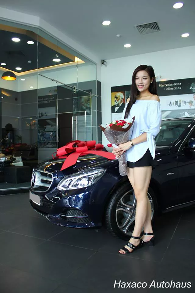 Hoa hậu Kỳ Duyên vừa khoe chiếc xe Mercedes-Benz E200 mới tậu trị giá hơn 2 tỷ đồng.