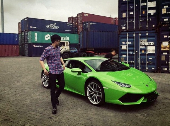 Trong đó, chiếc Lamborghini Huracan xanh cốm là quà mà Phan Thành dành để tặng cho em trai mình nhân ngày sinh nhật. 