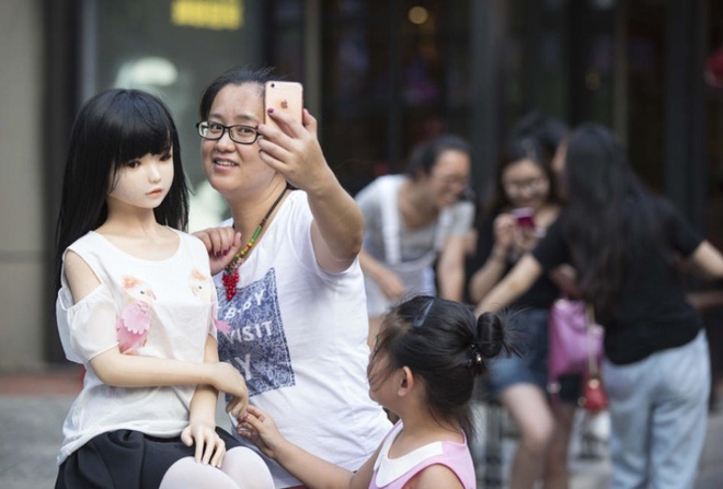 Anh thậm chí còn sẵn sàng để người đi đường chụp ảnh với  Tiểu Điệp khi nhận được lời ngỏ ý. (Theo Sina)