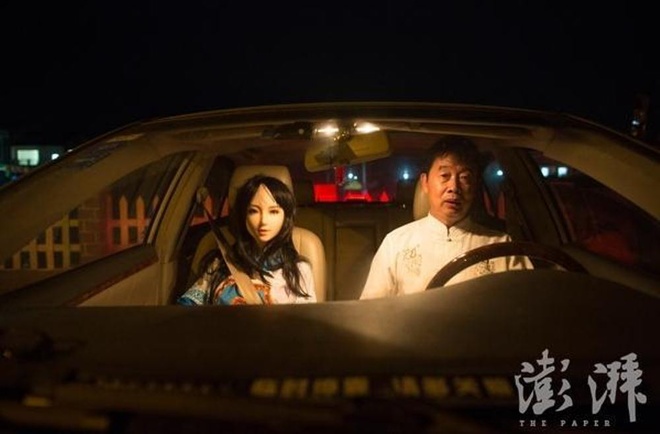 Ly Trần, 58 tuổi, người Quý Châu, Trung Quốc là một trong những ‘tên tuổi lớn’ trong việc sống cùng một cô nàng búp bê tình dục.