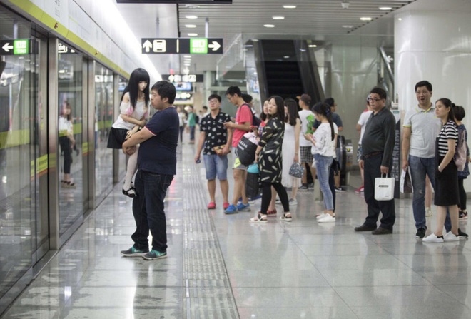Tiểu Điệp là tên Tống Bột đặt cho ‘người tình búp bê’ của mình. Anh thường không quan tâm đến sự soi xét của mọi người khi mang búp bê Tiểu Điệp cùng đi đến ga tàu điện ngầm, xe bus hoặc những chốn công cộng khác.