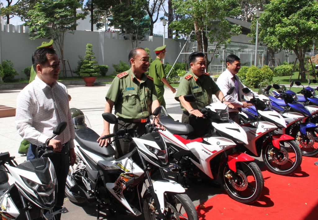 Theo Phó chủ tịch UBND TP.HCM Huỳnh Cách Mạng, thời gian qua tình hình tội phạm trên địa bàn được kéo giảm nhưng chưa rõ nét, phạm pháp hình sự có giảm nhưng vẫn ở mức cao. Đặc biệt là tội phạm cướp, cướp giật, trộm cắp tài sản khiến người dân vẫn còn bất an mỗi khi ra đường.
