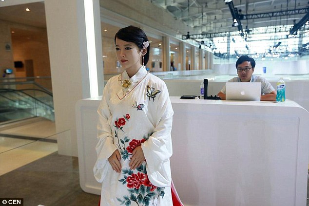 Cô xuất hiện tại một cuộc triển lãm, trong bộ trang phục truyền thống và vẻ ngoài xinh đẹp hoàn hảo..