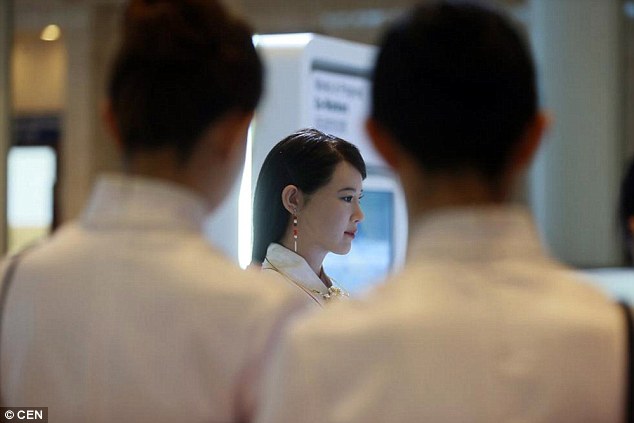 Cô có chuyển động mắt tự nhiên, lời nói khớp với chuyển động môi và coi người sáng tạo ra mình là ''chúa tể''.