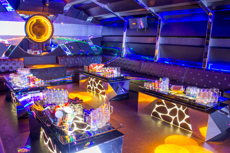 Khách vào quán bar có thể ngồi uống nước, rượu, bia nghe nhạc, đến 21h sẽ có nhạc mạnh cùng với vũ công bốc lửa. Từ tầng 7 trở xuống, mỗi tầng có 4 phòng hát karaoke, được thiết kế âm thanh và ánh sáng cực kỳ hiện đại.