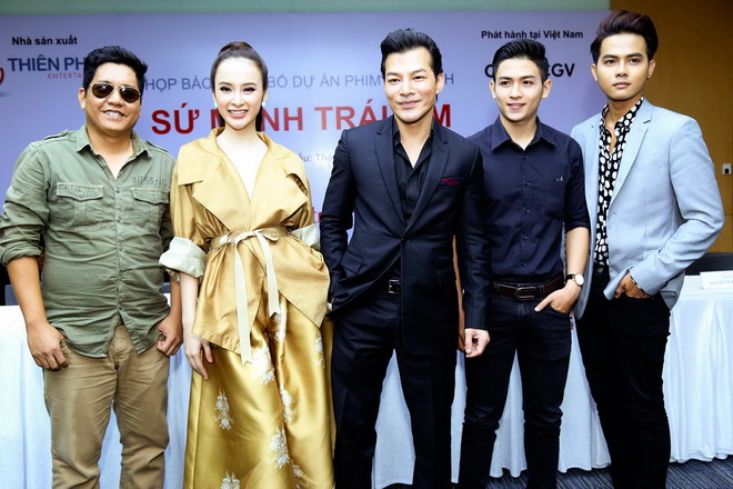 Hải Dương (thứ 2 bên phải) trong buổi ra mắt cùng đoàn làm phim