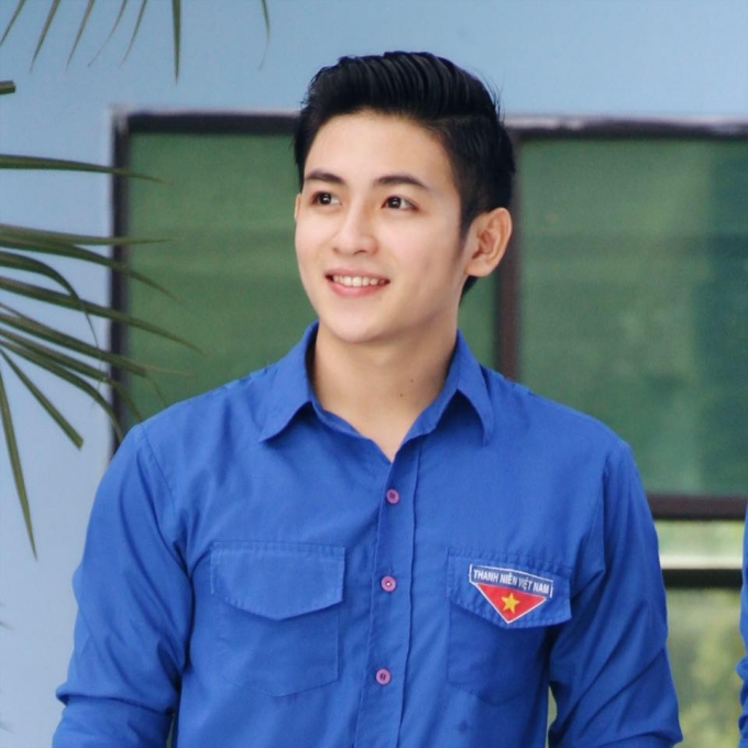 Ngay lập tức, danh tính của chàng trai được cư dân mạng … truy lùng. Theo đó, anh tên là Nguyễn Hải Dương – người vốn được biết đến là chàng phát thanh viên điển trai nhất Việt Nam.