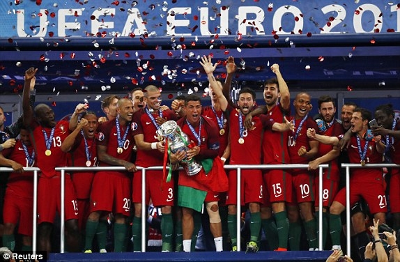 Đội tuyển Bồ Đào Nha đã trở thành nhà vô địch EURO 2016, sau hơn 100 phút chiến đấu nghẹt thở trên sân Stade de France