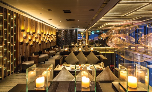 Theo đó, tối ngày 12/7, vừa có mặt tại sân bay TP HCM từ Mỹ, ca sĩ Hari Won đã được đưa thẳng đến quán bar trên cao trong khuôn viên khách sạn 5 sao ở Sài Gòn. Đây là nơi mà nam danh hài chọn dành tặng sự bất ngờ cho bạn gái.