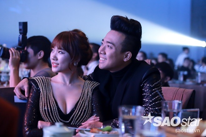 Nắm tay, khoác vai nhau tình cảm trong một sự kiện. Ảnh: Saostar Nắm tay, khoác vai nhau tình cảm trong một sự kiện. Ảnh: Saostar