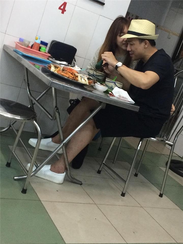 Chăm sóc nhau tận tình, chu đáo trong những khoảnh khắc riêng tư Chăm sóc nhau tận tình, chu đáo trong những khoảnh khắc riêng tư