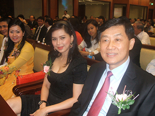 Đến nay, bà đang quản lý 25 công ty gắn liền với việc độc quyền phân phối các thương hiệu thời trang cao cấp, doanh thu hàng năm lên tới 500 triệu USD.