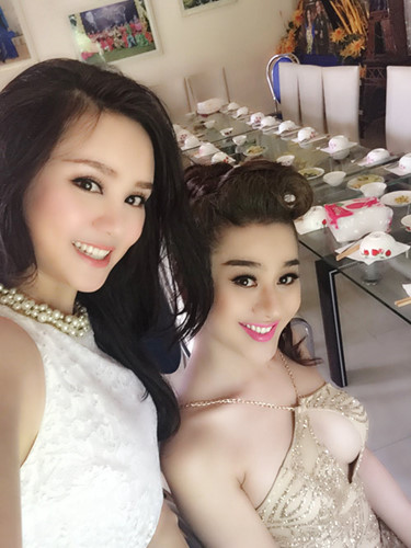 Vy Oanh và Lâm Chi Khanh bên bàn tiệc