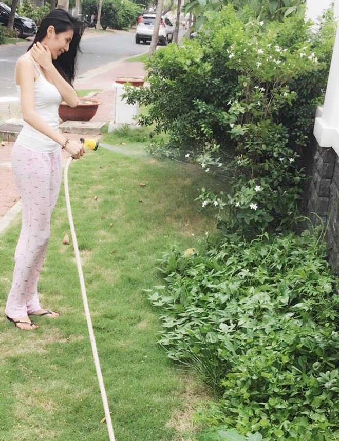 Bà chủ Thủy Tiên tham gia tưới rau