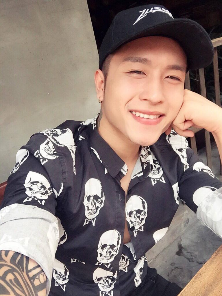 Hiện chàng hotboy điển trai đang nỗ lực hết mình để bước ra từ thế giới ảo để đến gần với mọi người hơn trong thực tế.