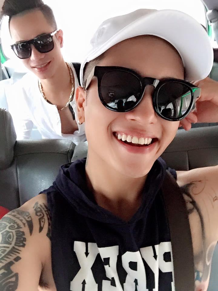 Điểm đặc biệt ấn tượng của chàng trai này chính là nụ cười duyên ‘chết người’ và giọng hát ngọt ngào đến lạ lùng khiến người nghe khó quên. 