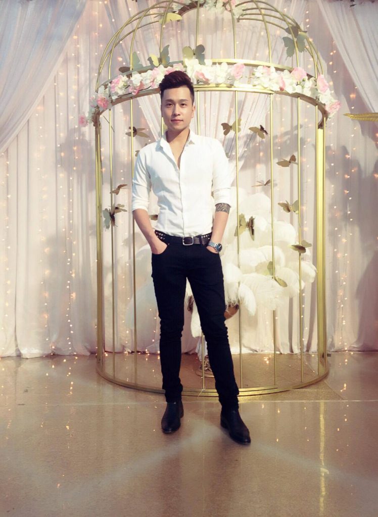 Hiện tại, Lee có một lượng người theo dõi lớn trên mạng xã hội. Mỗi  live stream (phát video trực tuyến trên facebook) của anh chàng đều nhận được lượng like ‘khủng”, đặc biệt là bản cover ca khúc ‘Vợ người ta’ 