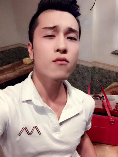 Sở hữu nụ cười đẹp, nhưng Lee Phạm lại mang vẻ ngoài lạnh lùng, khó gần. Tuy vậy, những người thân của chàng hotboy cho biết, anh chàng khá gần gũi, vui tính và thường xuyên mang lại niềm vui cho mọi người.