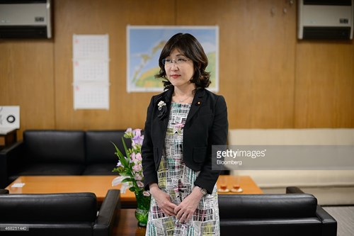 Bà Tomomi Inada sinh năm 1959, năm nay 57 tuổi. Sau khi tốt nghiệp Đại học Waseda năm 1981 và trở thành luật sư năm 1985, bà Inada đã lựa chọn bước vào con đường chính trị.