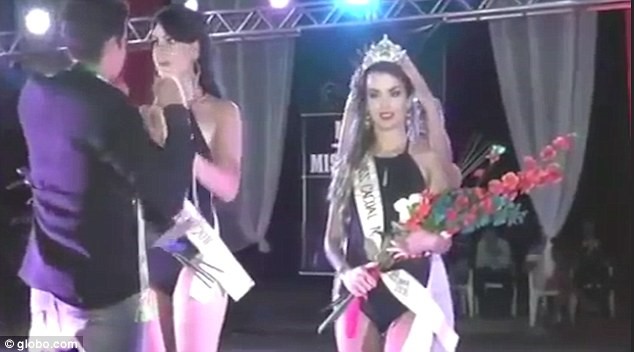 Tuy nhiên, niềm  hạnh phúc của Leticia chỉ kéo dài chưa đầy nửa phút, khi ngay sau đó, ban tổ chức nhận ra đây là sơ xuất không đáng có và tuyên bố Hoa hậu Rondonia Mundo là người đẹp 23 tuổi Karliany Barbosa. Chiếc vương miện sau đó trở về với chủ nhân thực sự (bên phải)
