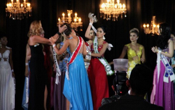 Đêm chung kết Miss Amazon 2015 diễn ra hôm 30/1/2015 với chiến thắng thuộc về Carol Toledo, 20 tuổi. Trong lúc hoa hậu của năm ngoái trao vương miện cho người kế nhiệm, Á hậu 1 Sheislane Hayalla biểu lộ sự giận dữ và lao đến, giật phăng chiếc vương miện trên đầu Carol ném xuống đất. Sheislane sau đó còn không ngừng bày tỏ sự phẫn nộ trên sân khấu trong sự ngỡ ngàng của mọi người.