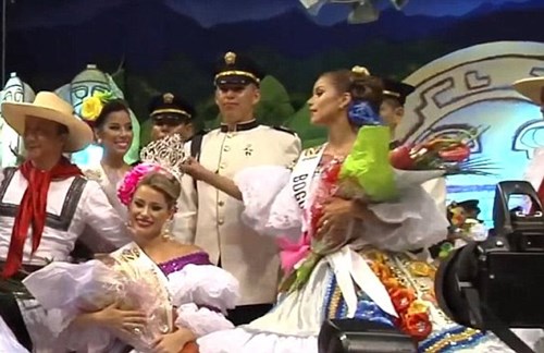 Theo đó, thí sinh Valentina Bonilla đang vui vẻ tận hưởng hương vị chiến thắng của mình thì bất ngờ bị Á hậu 1 ‘cướp” lấy mất chiếc vương miện…