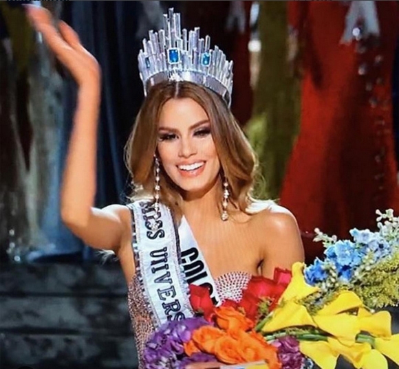 Cụ thể, sau phần trả lời ứng xử cuối cùng của top 3, MC Steve Harvey bước ra sân khấu, công bố người chiến thắng là Hoa hậu Colombia - Ariadna Gutiérrez. Cô gái sinh năm 1993 vỡ òa trong niềm hạnh phúc khi nhận vương miện cao quý từ người đồng hương Paulina Vega. 