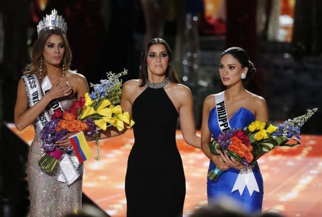 Lúc này, Pia Wurtzbach ngơ ngác không hiểu chuyện gì đang xảy ra, còn Ariadna chỉ biết đứng lặng im trên sân khấu.