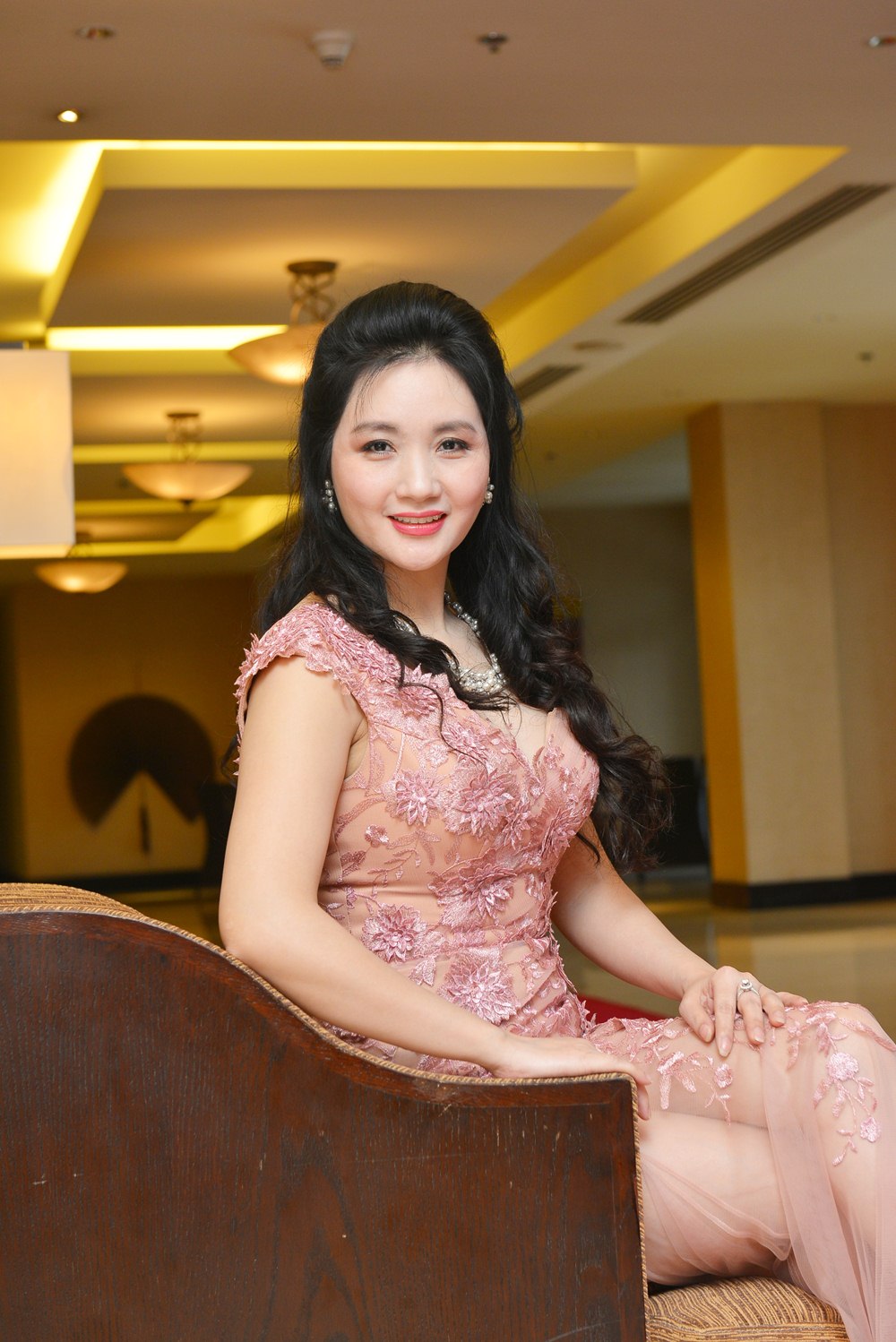 Theo tin tức trên Tạp chí Cẩm nang mua sắm, chị đang là bà chủ của một Trung tâm làm đẹp công nghệ cao tại Thành phố Cảng Hải Phòng. Chị đồng thời cũng là một thành viên rất tích cực của Mạng Lưới Nữ Lãnh Đạo quốc tế tại Hải Phòng - WLIN Ocean Club. Ảnh: Cẩm nang mua sắm
