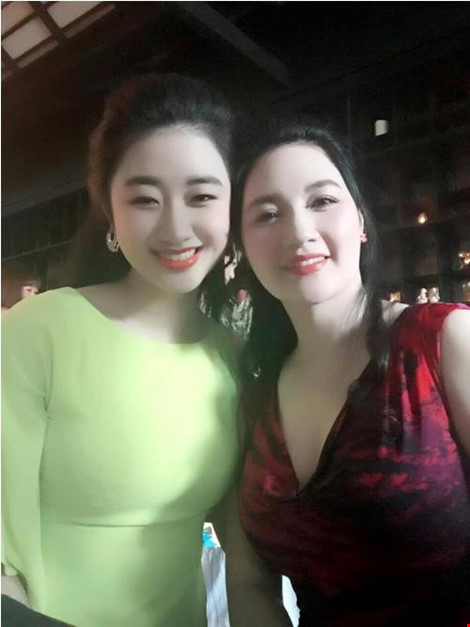 “Tôi có 2 con với chồng trước, rồi đi bước nữa, sinh con thứ 3. Bố thứ hai của cháu Ngân cũng có 5 con riêng nên Đăng ký và nhận 60K 24 bao lì xì miễn phí mỗi ngày rất đông đúc. Ngân vốn hiền lành, rất quan tâm, lo lắng cho các em, nhất là chuyện học hành. Các con gần như chưa bao giờ mâu thuẫn'' – chị Hòa tâm sự trên Zing. Như vậy, hiện tại chị là mẹ của tổng cộng 8 người con và Thu Ngân là con cả.