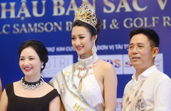 Mới đây, trong một bài phỏng vấn về hoàn cảnh gia đình thí sinh Trần Thu Ngân – người đẹp vừa  đăng quang Hoa hậu Bản sắc Việt trong đêm chung kết 7/8 tại Sầm Sơn, Thanh Hóa – hình ảnh xinh đẹp về mẹ của cô ngay lập tức nhận được sự trầm trồ của nhiều người. Ảnh: Zing