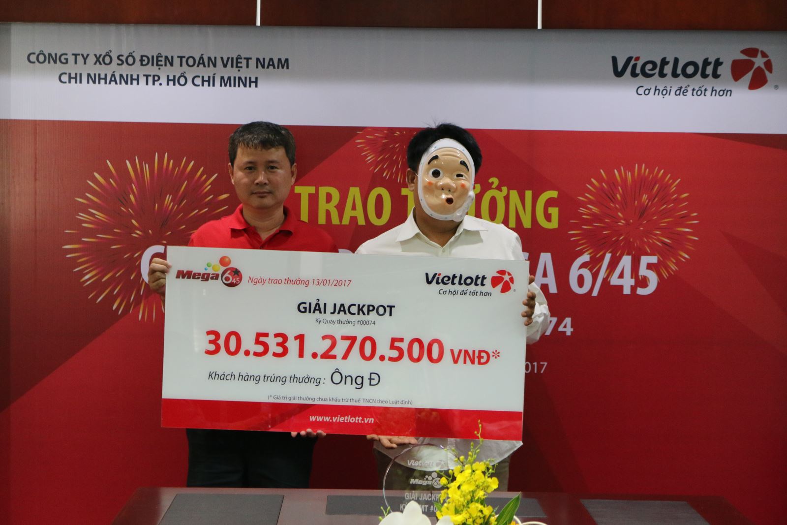 xo-so-vietlott-nguoi-dan-ong-deo-mat-la-la-nhan-giai-30-ty